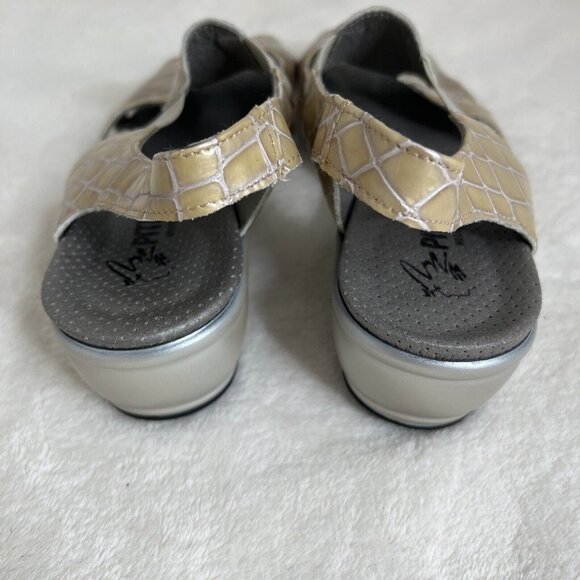 Phillos Beige Faux Croc Slip-On Sandals  Wedge Heel  Women US Size7.5- 8 - Picture 5 of 6